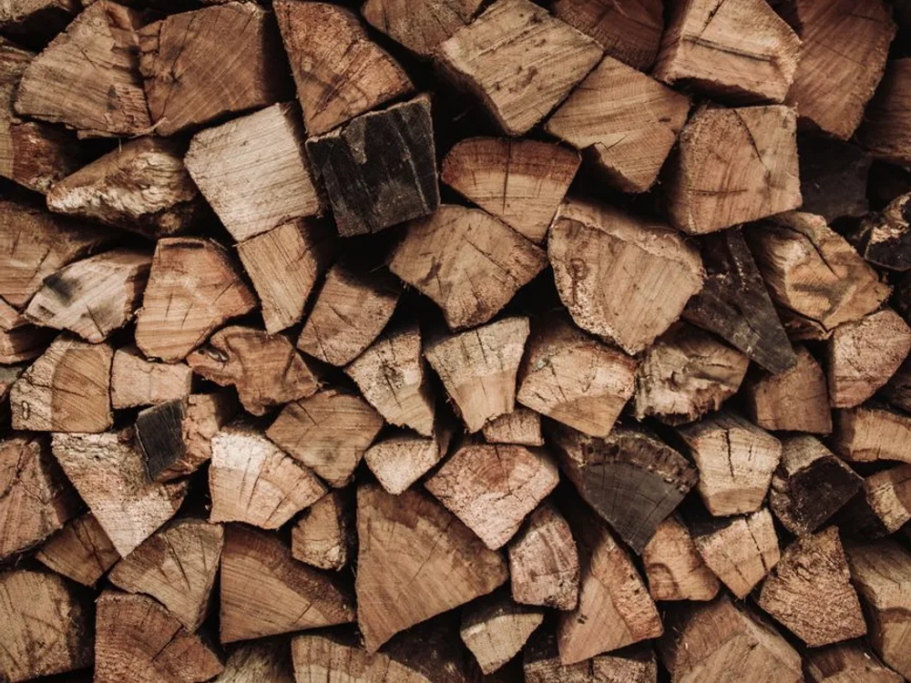 Bûches de bois de chauffage fendues et empilées · Touflamme à Bodilis